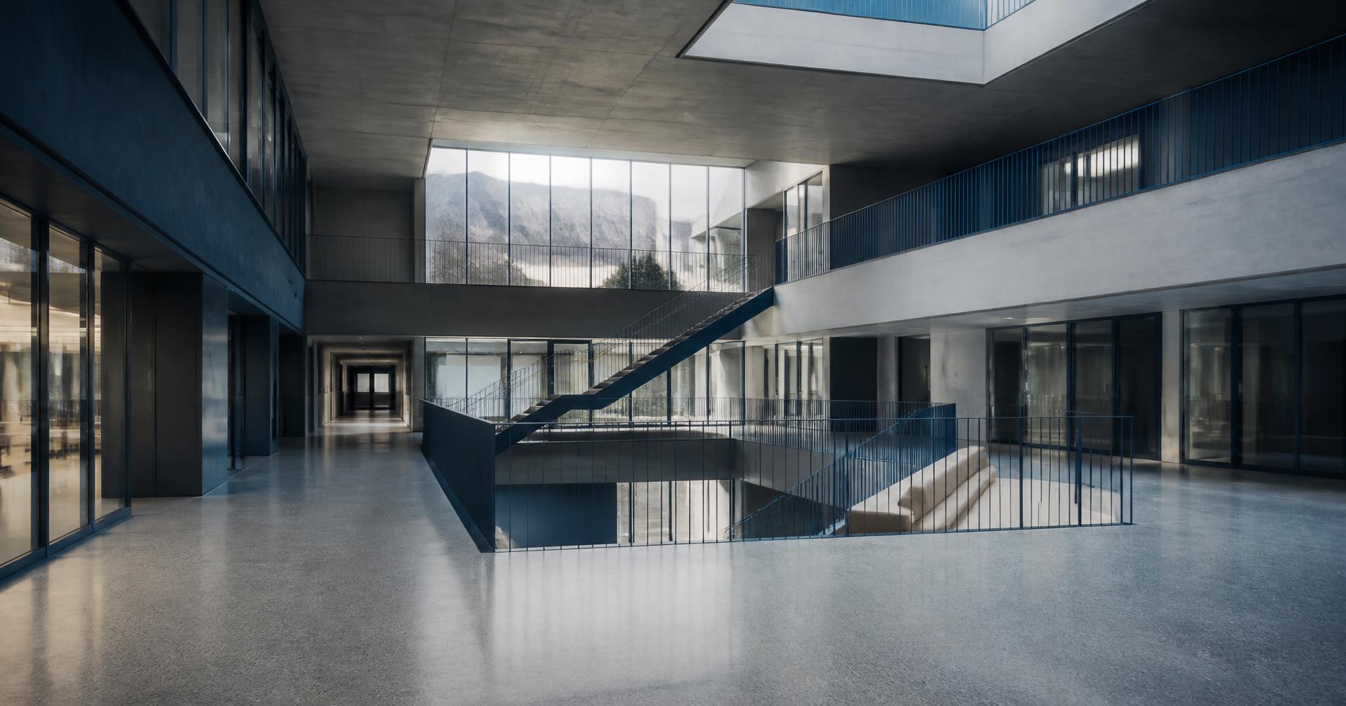Ruhiges Schulgebäude mit klarer Architektur